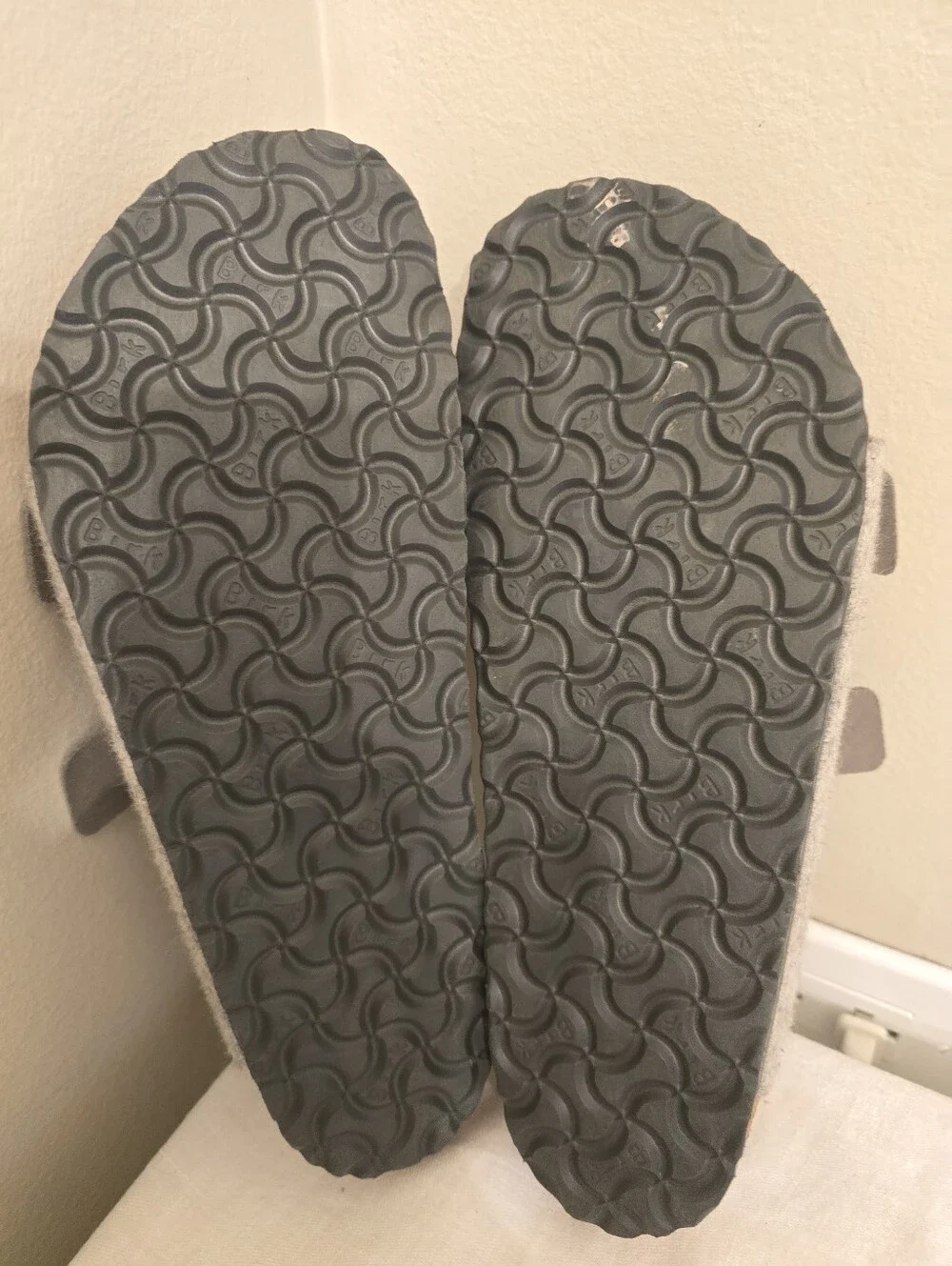 New Without Box- Birkenstock Arizona Wool – Light Grey/Iron Size 44